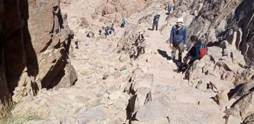 الصعود إلى جبل موسي رحلة ظاهرها العناء وباطنها المتعة
