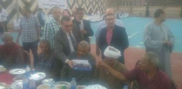 محافظ الفيوم يشارك في مأدبة إفطار مع عمال النظافة بمجلس المدينة
