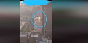 صورة للعنصر الإرهابي فوق أحد سطوح منطقة الاميرية