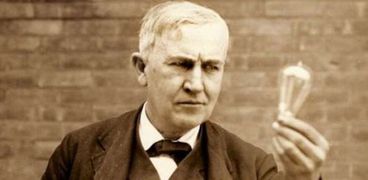 توماس إديسون مخترع المصباح الكهربائي