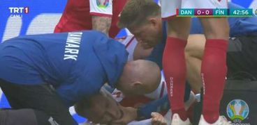 لحظة إصابة إريكسن في مباراة فنلندا والدنمارك