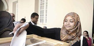 طالبة تدلى بصوتها فى الانتخابات الطلابية «صورة أرشيفية»