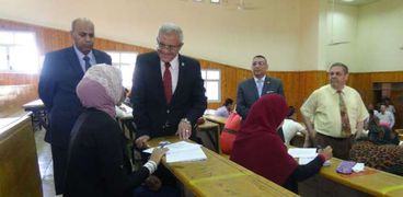 رئيس جامعة المنيا يتفقد الامتحانات