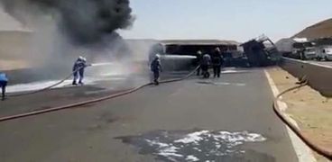 حريق بسيارة نقل مواد بترولية