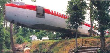 بالصور| عجوز أمريكية تحول طائرة بوينج قديمة إلى قصر