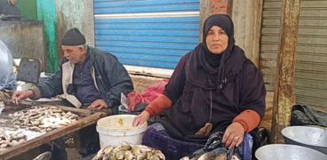 أم حازم .. بائعة سمك في سوق الجمعة