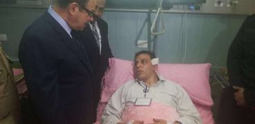 وزير الداخلية يزور أحد المصابين