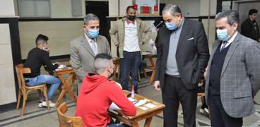 رئيس جامعة كفر الشيخ يطمئن على الامتحانات