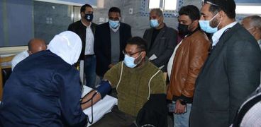 اللواء خالد شعيب خلال زيارته مستشفى الصدر لمتابعة أعمال تطعيم العاملين بالمستشفى بالعزل