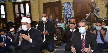 وزير الأوقاف ومحافظ الغربية يؤديان صلاة الجمعة بقرية الهياتم
