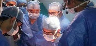 جراحي عظام العالميين يجرون 4عمليات دقيقة وينظرون 15آخرين بجامعة أسيوط