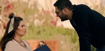حسن الرداد وهنا شيحة في مشهد من مسلسل شاهد عيان