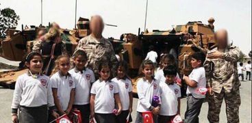 أطفال قطر يرفعون الأعلام التركية