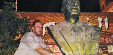 تركيب التمثال الجديد للزعيم جمال عبدالناصر بطحانوب
