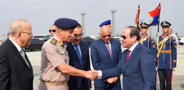 الرئيس يصل مطار القاهرة