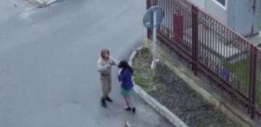 بالفيديو| حاول إنقاذ فتاة من الاختطاف فتفاجأ بأنه مشهد بفيلم سينمائي