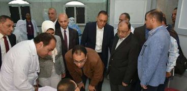 بالصور| رئيس الوزراء يزور مرضى الغسيل الكلوي بمستشفى ههيا المركزي