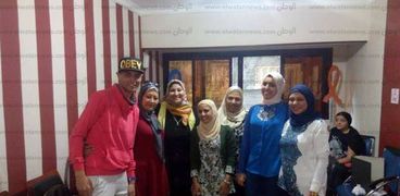 محررة الوطن مع مرضى بالجمعية المصرية لدعم السرطان