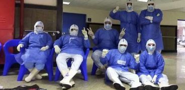 مجموعة من الأطباء خلال أزمة كورونا