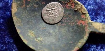 إحدى قطع العملات المكتشفة