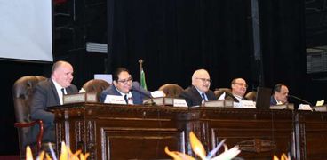 رئيس جامعة القاهرة خلال الاجتماع