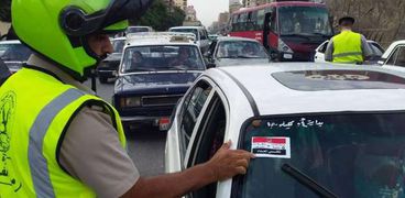 مدير أمن الغربية يخصص ملصق بتعريفة الأجرة على التاكسي  لخدمة مواطنين