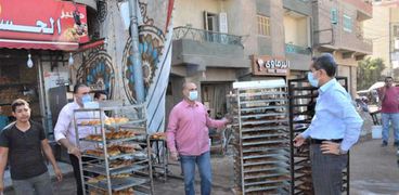 محافظ الغربية يتفقد شوارع طنطا ويحرر 9 محاضر وغلق مقاهي