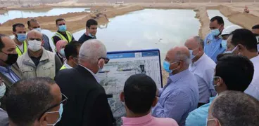 وزير النقل يتفقد مواقع العمل في مشروع تطوير ميناء العين السخنة