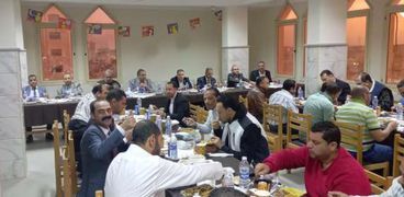 رئيس جامعة كفرالشيخ يتناول الإفطار وسط الموظفين والعاملين