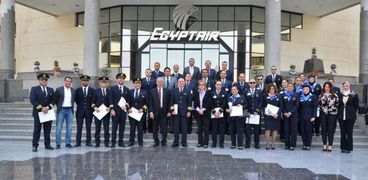 مصر للطيران تكرم المتميزين من  أفراد االركب الطائر