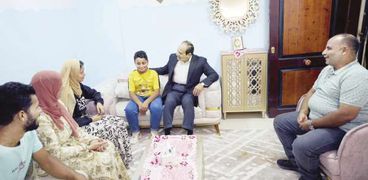 الرئيس يستمع إلى حديث أسرة على هامش زيارته لمحافظة بنى سويف