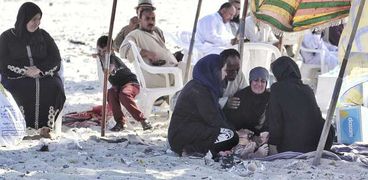 والدة الغريق "شادي" انهيار ودموع على شاطئ النخيل في انتظار الجثمان لليوم السادس
