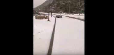 أمطار غزيرة وثلوج كثيفة في السعودية