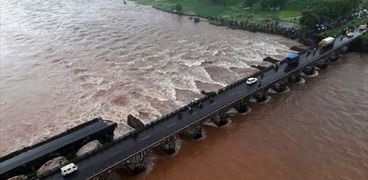 سقوط حافلتين في نهر غرب الهند بعد انهيار جسر