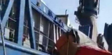 سقوط شاحنة بضائع بميناء سفاجا