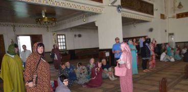 السياح داخل المسجد