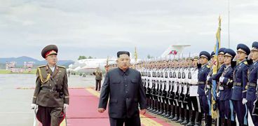رئيس كوريا الشمالية لحظة مغادرته المطار لسنغافورة «أ.ف.ب»