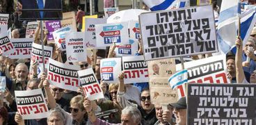 بالصور| آلاف الإسرائيليين يتظاهرون ضد نتنياهو في تل أبيب: "المجرم"