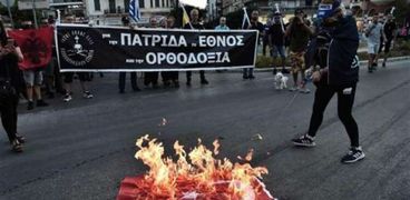 حرق العلم التركي أمام كنيسة "آيا صوفيا" اليونانية
