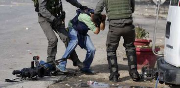 قوات الاحتلال تعتقل فلسطنيين متهمين بتنفيذ عملية "دوليب"