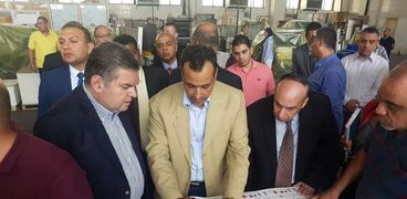 جولة هشام توفيق وزير قطاع الأعمال العام