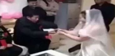 عروس صينية تتخلى عن عريسها في حفل الزفاف