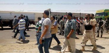 المصريون المحررين من ليبيا فور وصولهم الى منفذ السلوم حاملين اعلام مصر