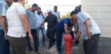 رئيس المحلة يوجه بحل مشكلات الصرف الصرف الصحي بقرية الشهيدي