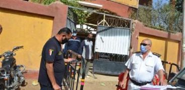 قوات الشرطة المتواجد أمام لجان الامتحانات بالاقصر