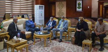 محافظ المنيا يستقبل رئيس مجلس ادارة مكتبات مصر