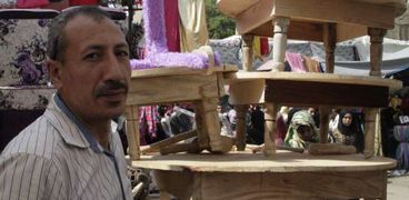 «أسامة» يستعرض الطبلية بأحجام مختلفة فى سوق «إمبابة»