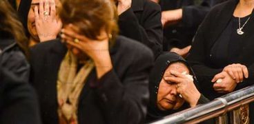بكاء أهالى وجيران ضحايا الهجوم على كنيسة «مارمينا»