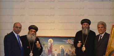 مطران القدس وأسقف اليونان خلال المعرض