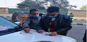 تغريم 48 سائق لعدم الإلتزام بإرتداء الكمامة الواقية لمواجهة فيروس كورونا المستجد
